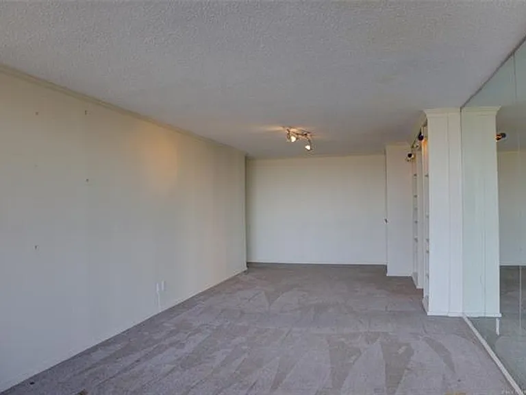 Adorable 2 bed 2 bath in historic Liberty Tower — Photo 4