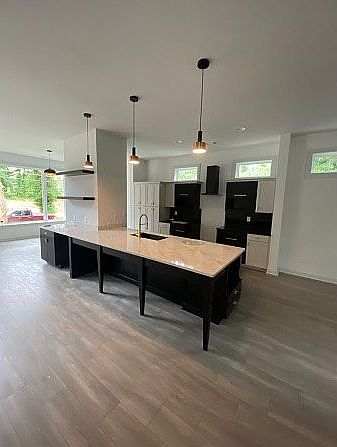 2nd image of 1384 Lyle Ave