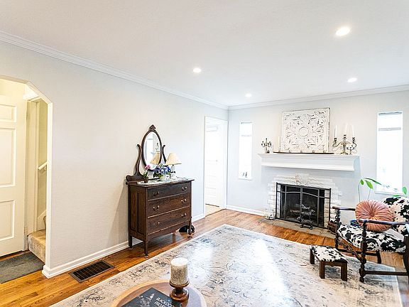 2nd image of 400 Claranna Ave