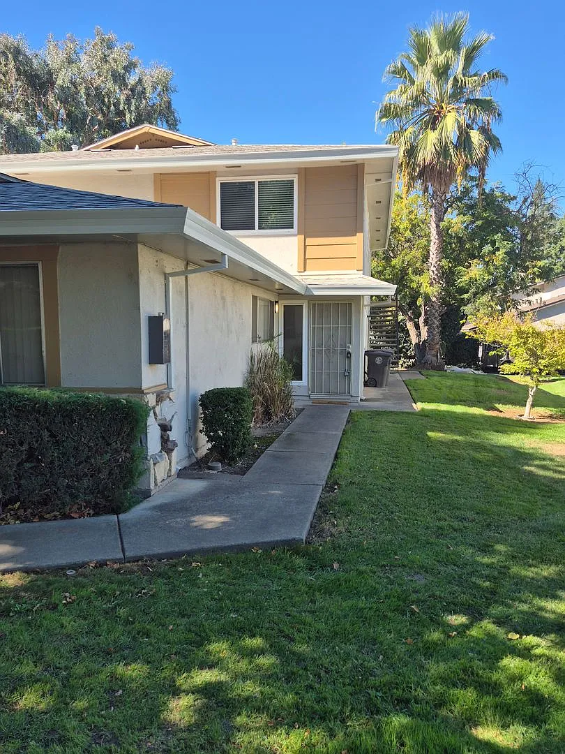 Remodeled 2 Bedroom Condo with Garage — Photo 1