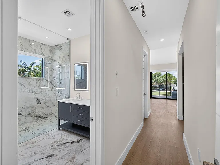 704 SW 9th St — Photo 43