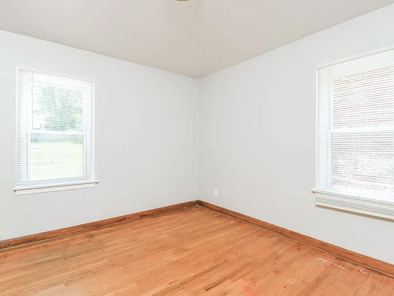 1471560_024_main_bedroom_12892566.jpg