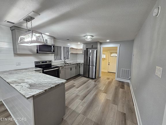 4th image of 649 Elm Ave