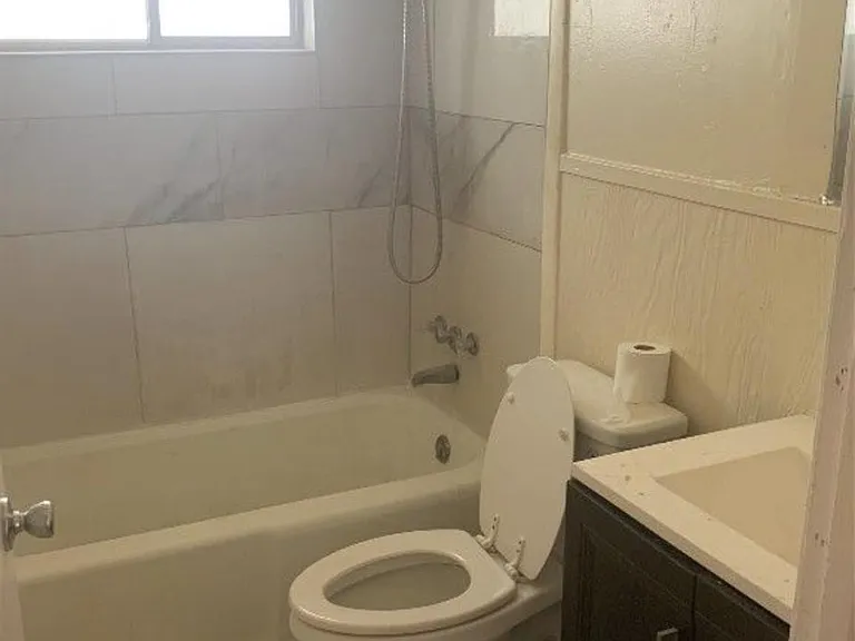 3232 W Maple St — Photo 5