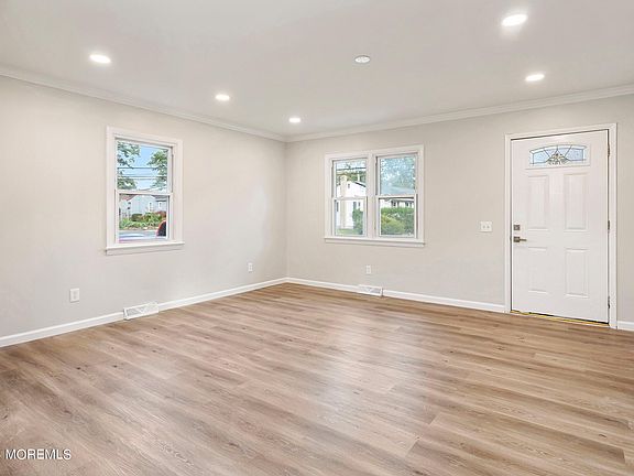 4th image of 908 Beachwood Boulevard