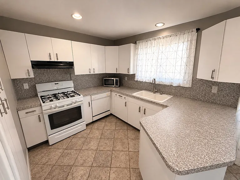 73 Rockville Ave #1 — Photo 2