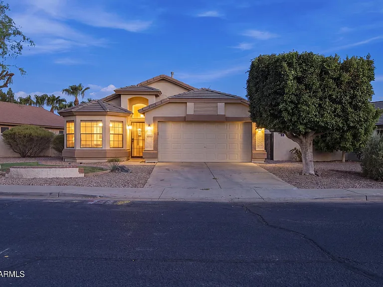 6421 W Wahalla Ln — Photo 2