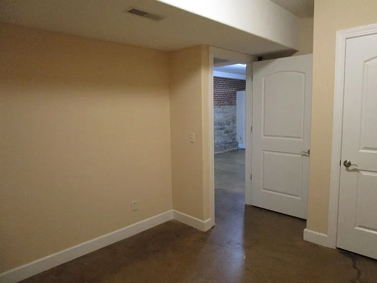 810 E Broadway — Photo 28