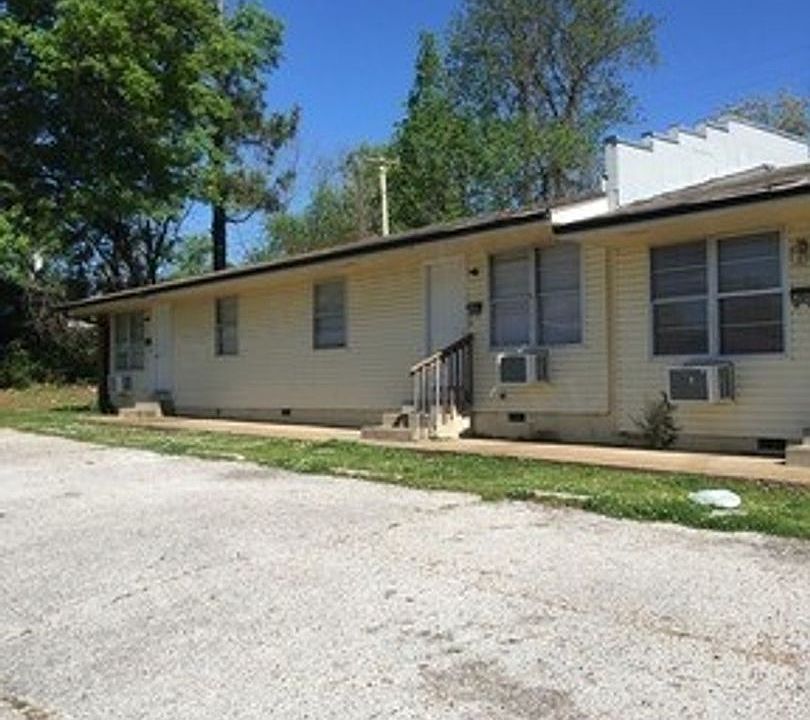 1st image of 221 W College St #0