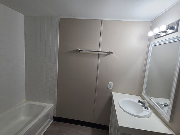 4th image of 324 N Corona Dr