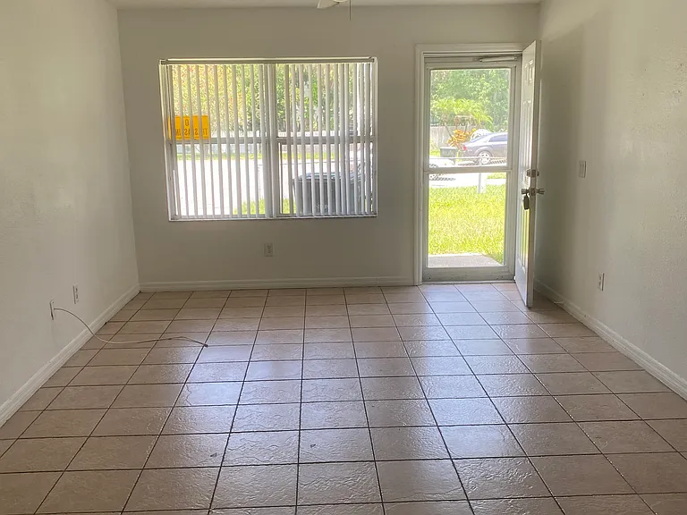 526 Loomis Trl — Photo 7