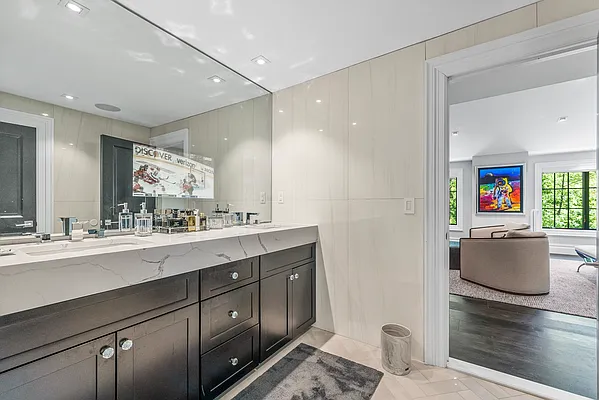 Sold by PRENDAMANO REAL ESTATE | media 31
