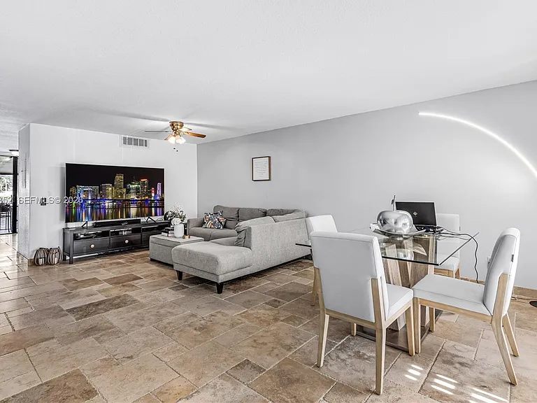 1424 NW 113th Way — Photo 4