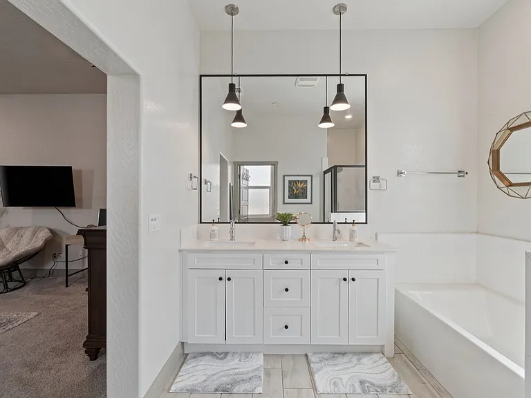 2407 W Andrew Ln — Photo 11