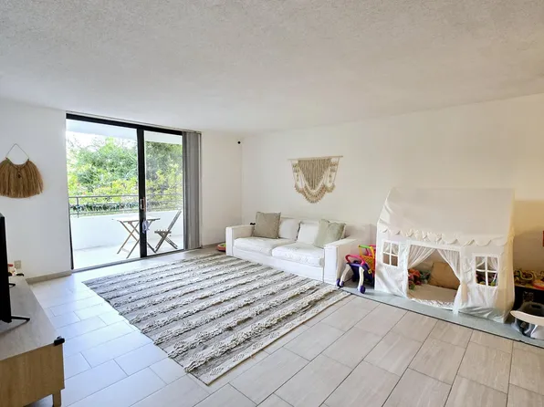 2500 Parkview Dr, Hallandale, FL