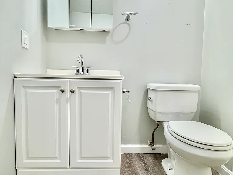 437 Sunderland Rd #J — Photo 8