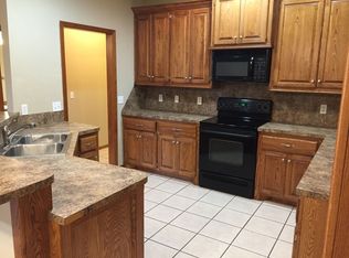 915 SW 37th St, Moore, OK 73160