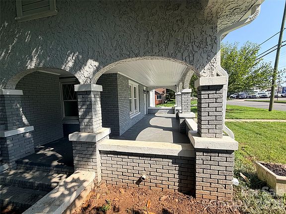 5th image of 2709 N Main Ave