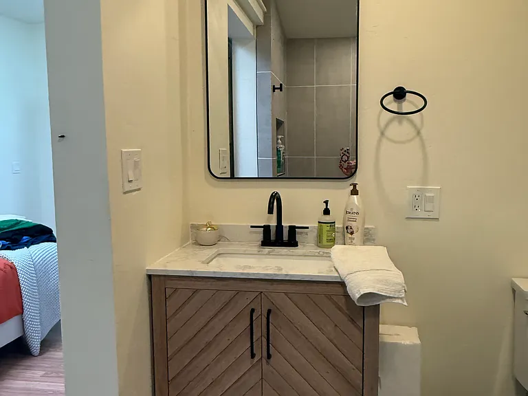 Guest suite bath