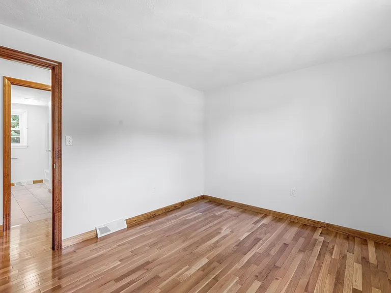 121 Rolling Ridge Ln — Photo 17
