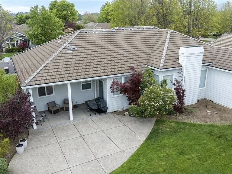 747 Eastridge Dr — Photo 16
