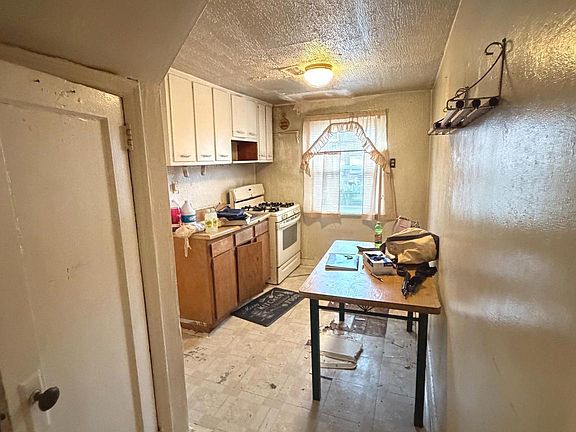 3rd image of 411 Main St