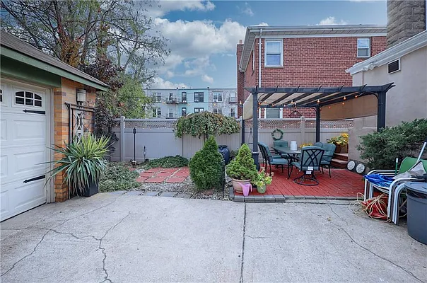 Sold by Remax Edge | media 27