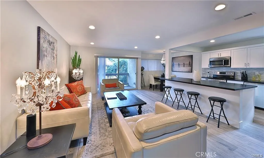 3 bed, 1290 sqft, $4,400 — Photo 1