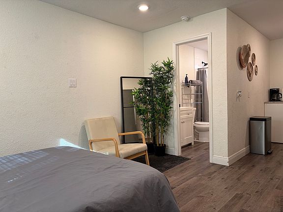 5th image of 2722 14th Ave S #B