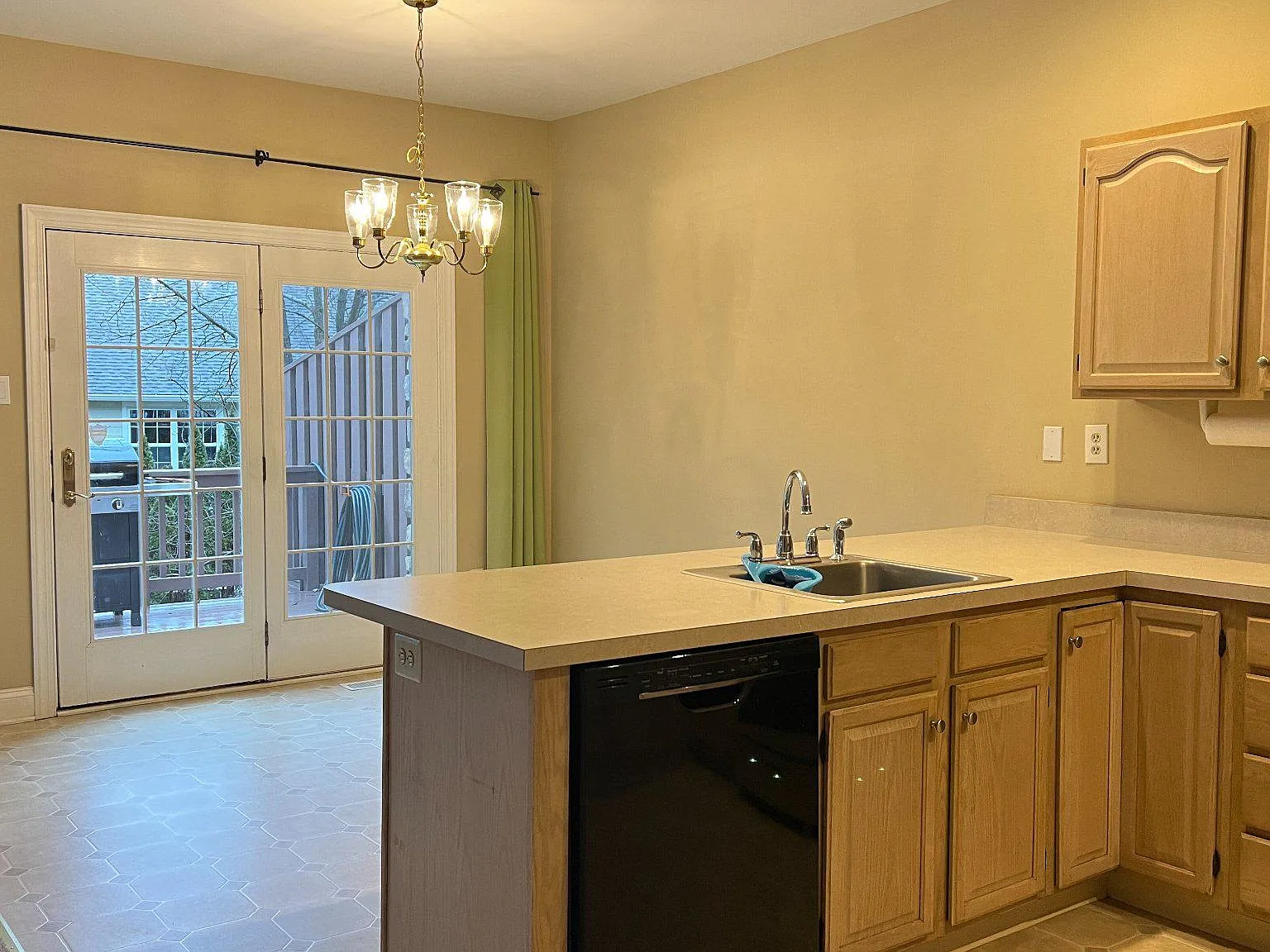 3 bed, 2.5 bath, 2080 sqft, $3,200 — Photo 3