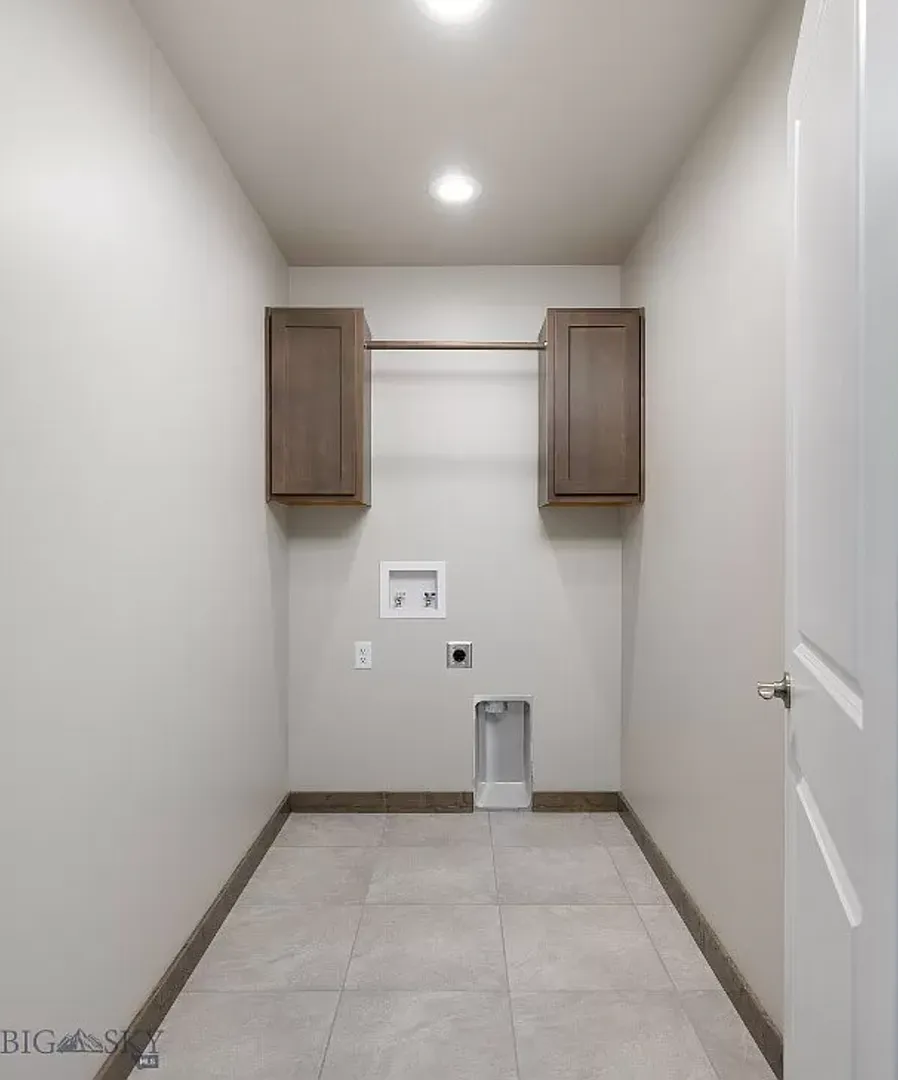 Brand New Three Bedroom Townhouse W/ AC — Photo 4