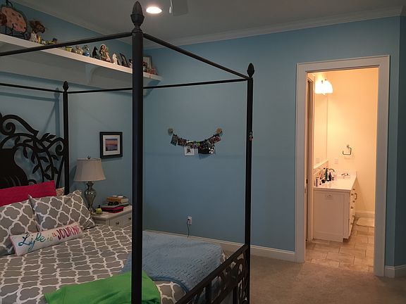 Large 2nd bed with bath