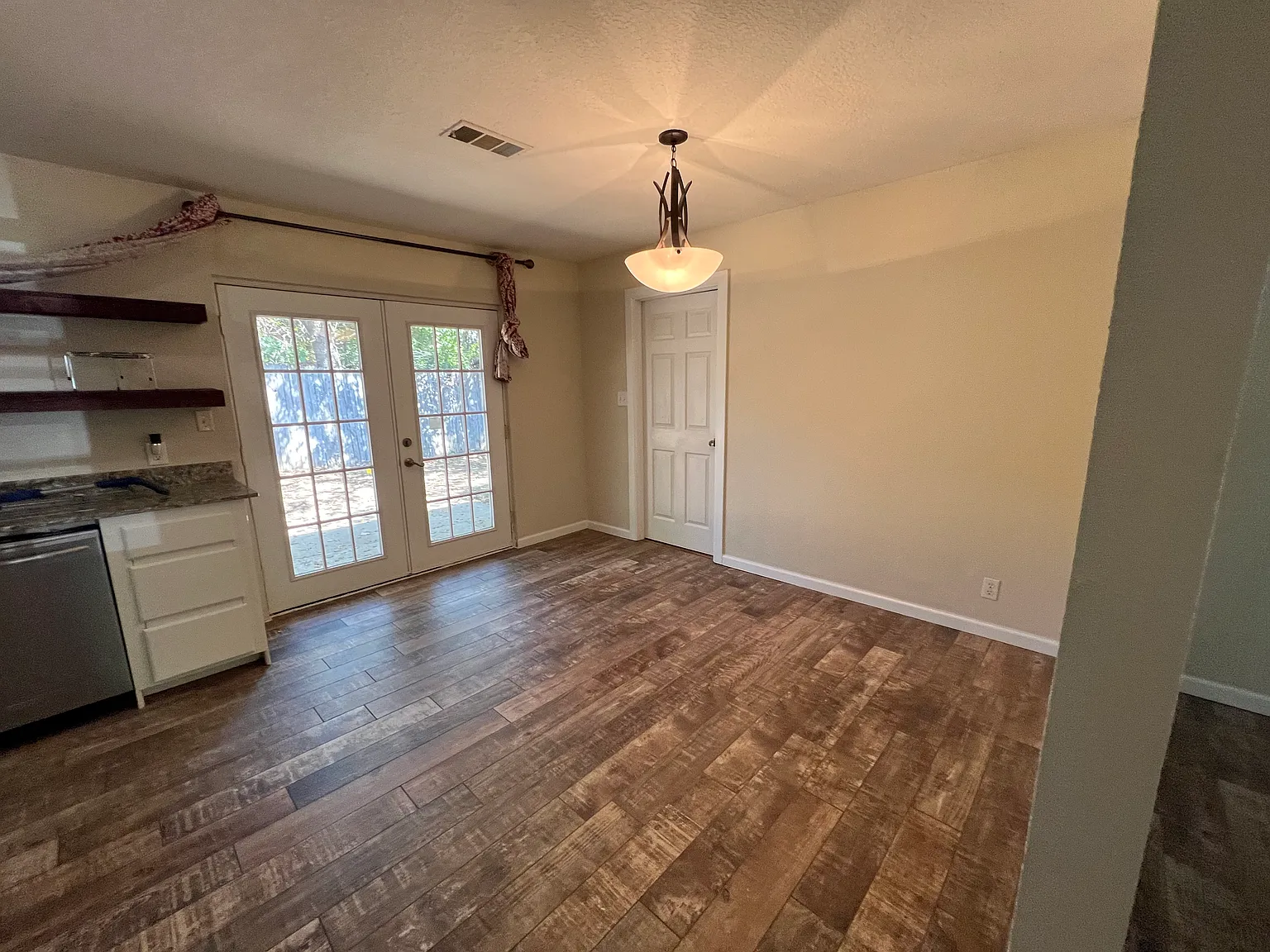 3 bed, 1323 sqft, $1,550 — Photo 2