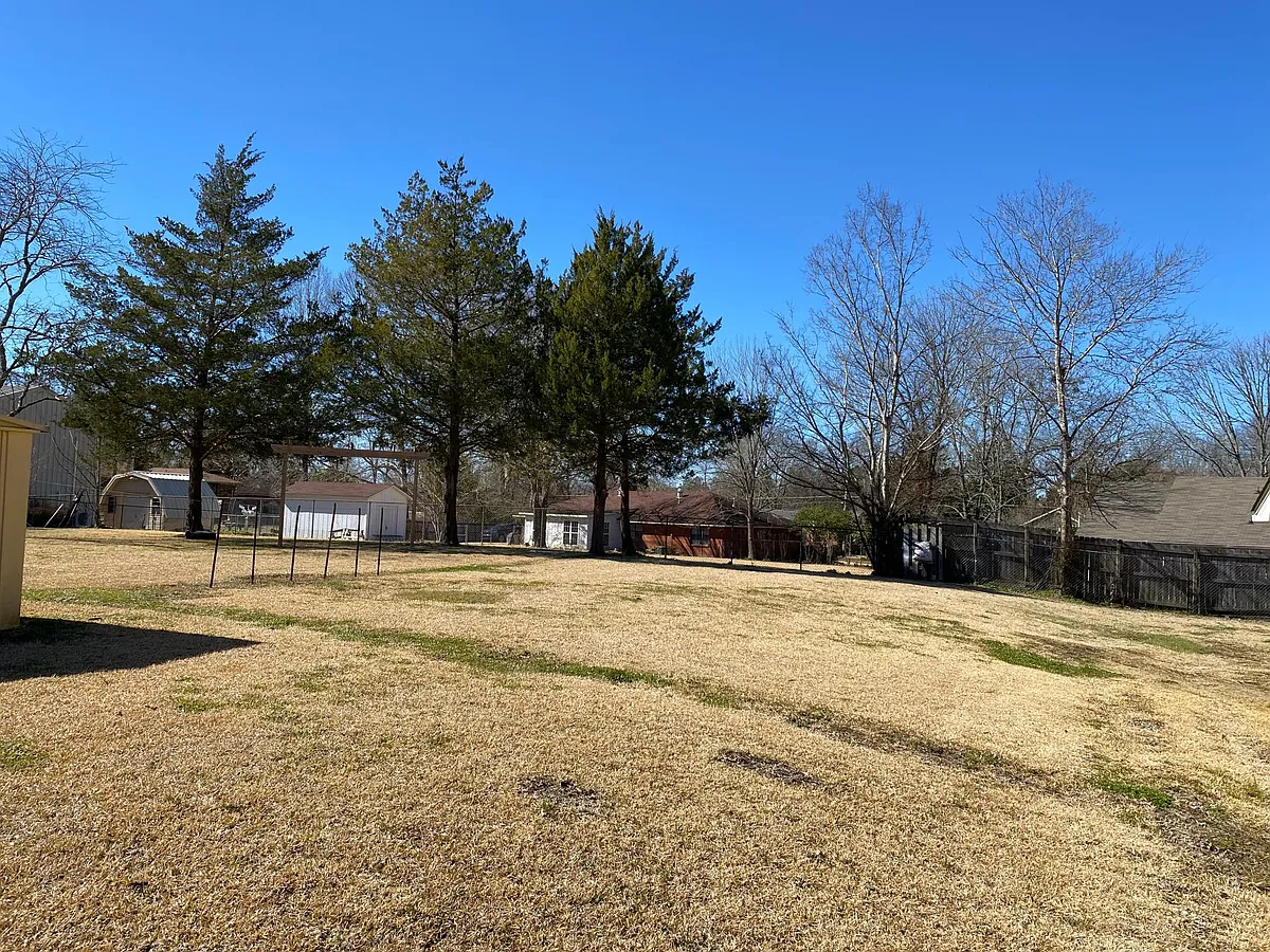 Building Photo - 205 Dogwood Dr