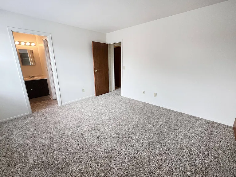 Four Worlds Apartments — Photo 38