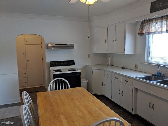4th image of 611 Superior St