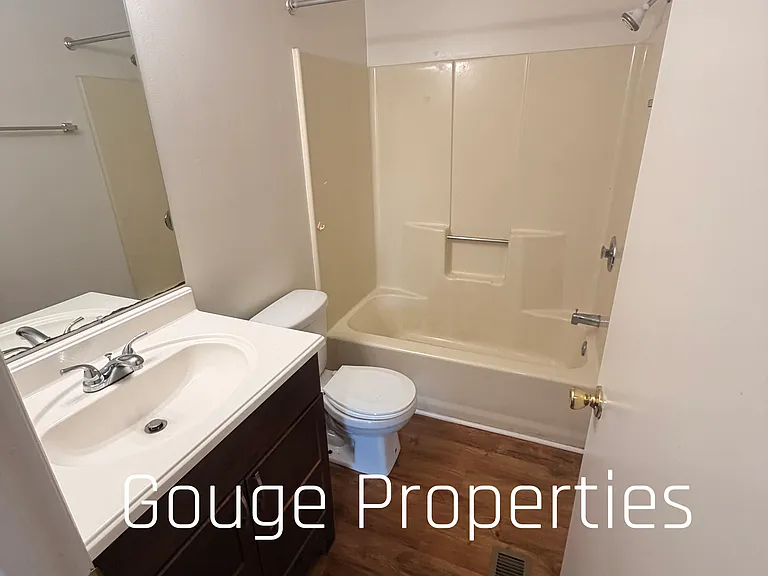 100 Hillcrest Dr #3 — Photo 11