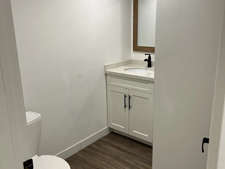 176 Queensdale Ave E #LOWER — Photo 10