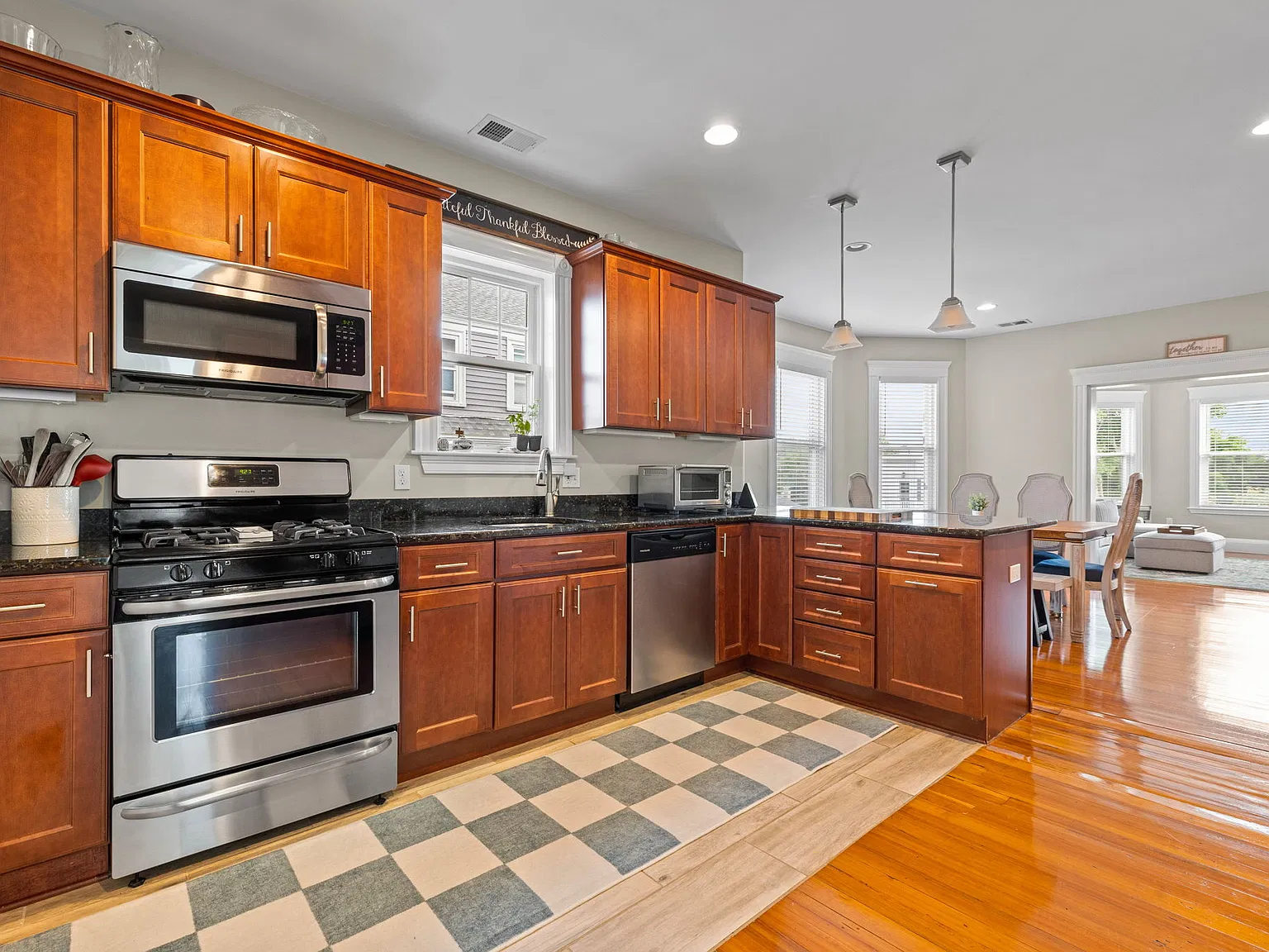 2 bed, 1102 sqft, $3,100 — Photo 4