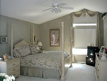 Master bed room,cathedral ceiling