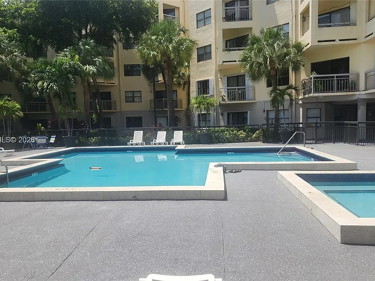 8290 Lake Dr #405 — Photo 24