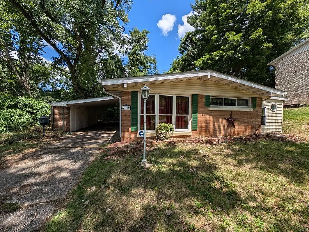 711 Ridgeway photo 1