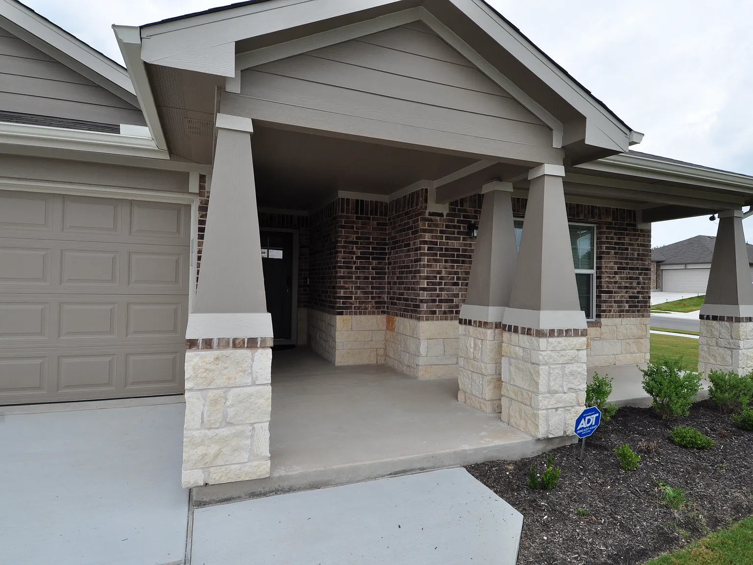 4 bed, 2080 sqft, $2,000 — Photo 4