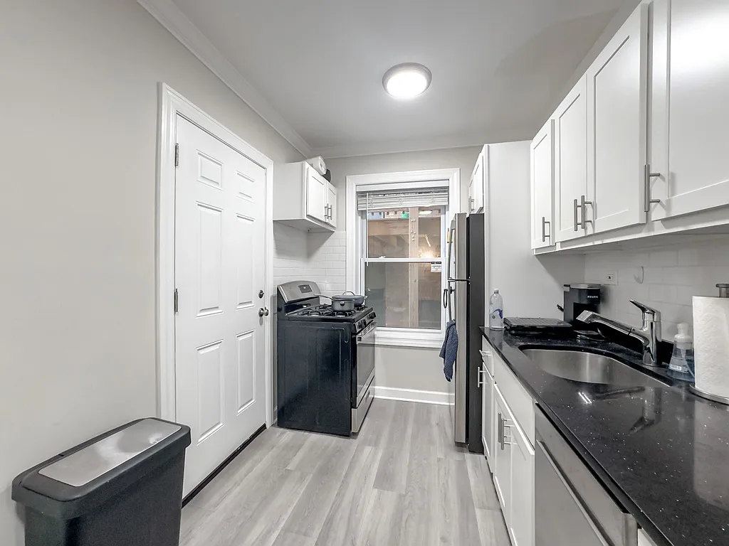 Building Photo - 837 W Cornelia Ave #N2