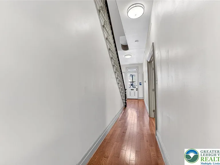401 W Broad St — Photo 17
