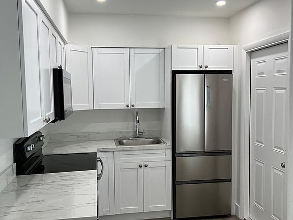 2nd image of 720 SE 16th St APT 2