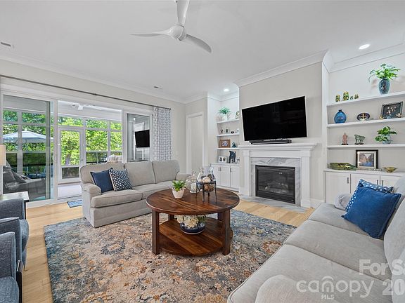 3rd image of 703 Bee Ridge Rd