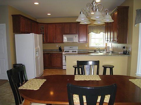 Spacious kitchen w/42" maple cabinets