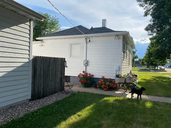 301 S Church Ave, Hills, MN 56138
