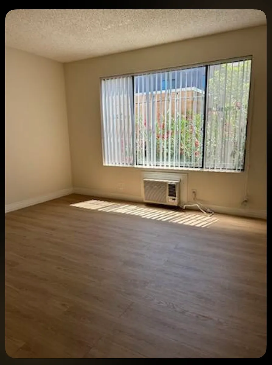 Building Photo - Paramount Apartments, LLC